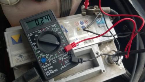 Полярность аккумулятора L и r.