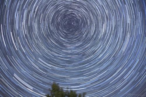 Почему звезды не двигаются если планета все время движется. Двигаются ли звезды?