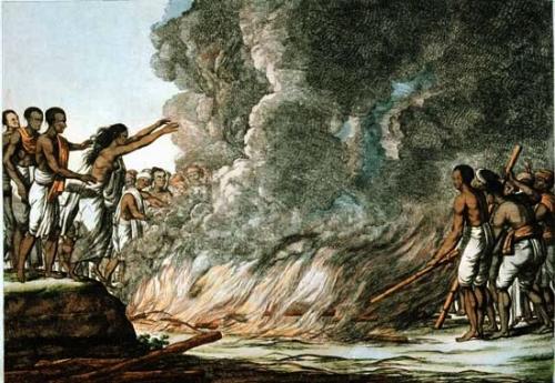 Традиция Хоронить жену вместе с мужем. В Индии был широко распространён обычай самосожжения вдовы вместе с покойным мужем