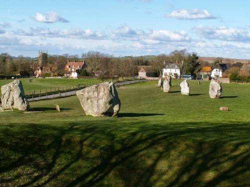 Мегалитические памятники Стоунхендж Эйвбери и прилегающие археологические объекты. Эйвбери