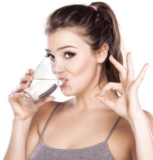 Можно ли давать ребенку воду во время еды. Вода во время еды: пить или не пить?