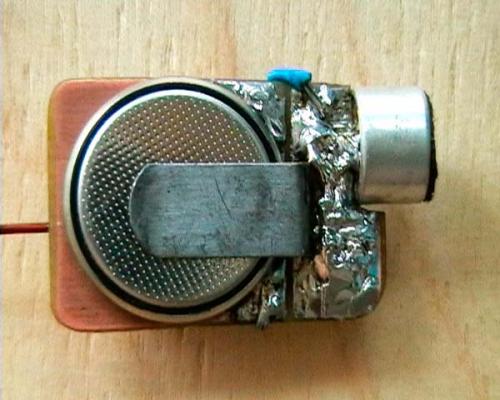 Маленький жучок для прослушки клеющийся под стол. Схема FM — жучка для прослушки
