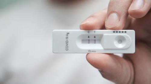 Какие первые признаки коронавируса появляются у взрослых людей 04 Какие первые признаки коронавируса появляются у взрослых людей 04