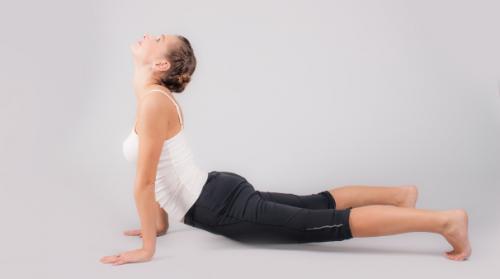 Простые упражнения йоги для растяжки и укрепления позвоночника. Позы йоги для спины и шеи 07