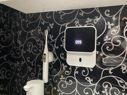 Как правильно устанавливать устройство для мытья рук. Настенный диспенсер для мыла Xiaomi Youpin с дисплеем: полный обзор и разборка