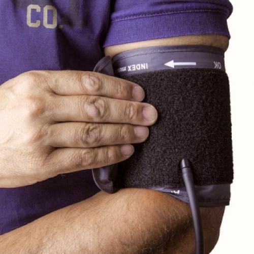 Высокое давление и головокружение, что делать. Почему при гипертонии кружится голова?