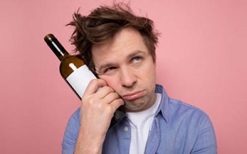 Типичное поведение алкоголика. Признаки зависимости