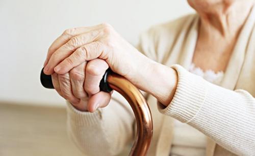 Как вести себя с пожилыми родственниками, если у вас есть признаки коронавируса. Кого спасать первыми