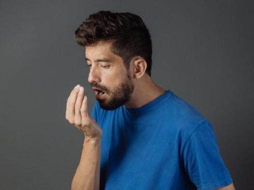 Запах алкоголя изо рта хотя не пил. Причины запаха перегара от непьющего человека