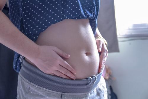 Почему тянет живот на ранних сроках беременности: основные причины 03