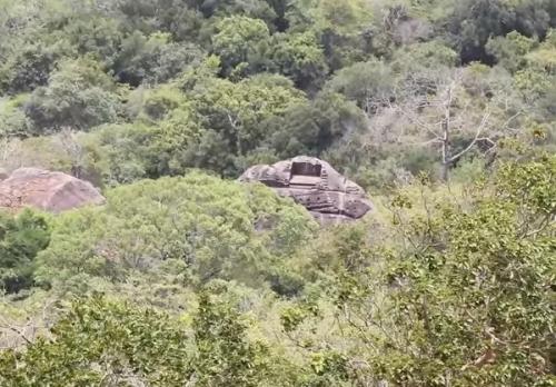 Сигирия: никто до сих пор не знает назначение таинственных отверстий в скалах. 03