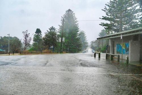 Фотографии австралийского дождя, который затушил около 30 смертоносных пожаров. 01