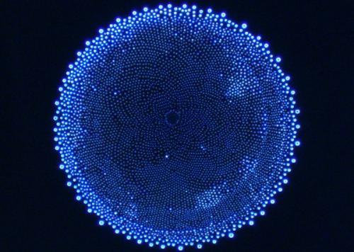 В жидкой воде нашли квазичастицы твердых тел.