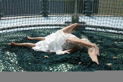 Жутковатая гиперреалистичная скульптура падшего ангела от китайских художников (Re. 02