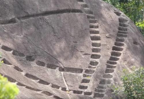 Сигирия: никто до сих пор не знает назначение таинственных отверстий в скалах. 05