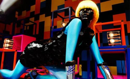 Девочки, подскажите, пожалуйста, такой дизайн делается акриловой пудрой с блестками или на черный лак с блестками прозрачная пудра сыпется?