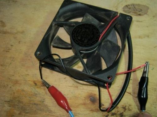 Как определить прямая или обратная полярность аккумулятора. Как определить полярность, не имея приборов.