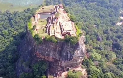 Сигирия: никто до сих пор не знает назначение таинственных отверстий в скалах. 02