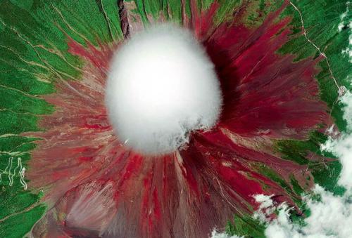 Явление.  Лентикулярные облака над Фудзиямой.