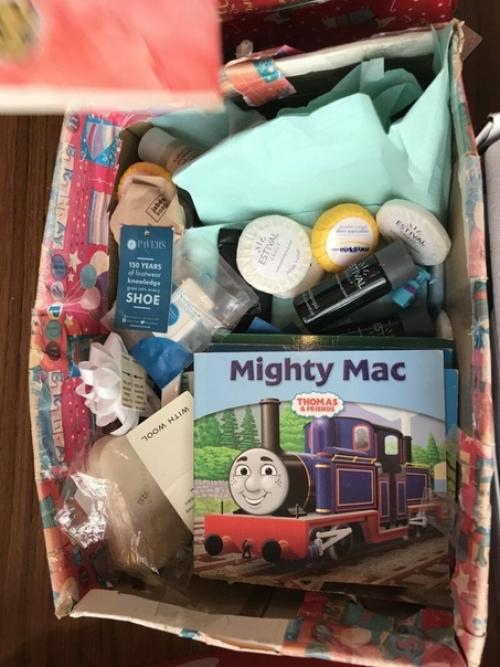 Эта американская бабушка за свои деньги смогла собрать 150 коробок с подарками для самых бедных слоев населения. 01