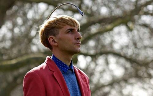 Нил харбиссон - первый в мире официально признанный киборг.