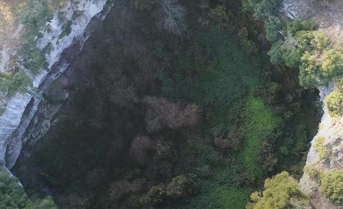 Колодец антулло: нерукотворная и огромная воронка с настоящим затерянным миром на дне. 01