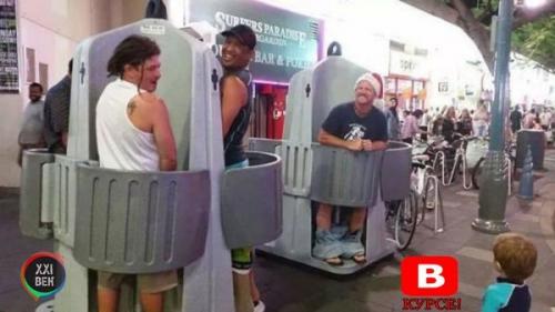 Вот такой необычный уличный мужской туалет появляется в разных городах стран Запада. 01