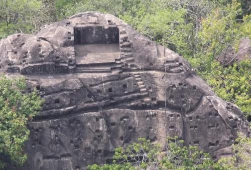 Сигирия: никто до сих пор не знает назначение таинственных отверстий в скалах. 04