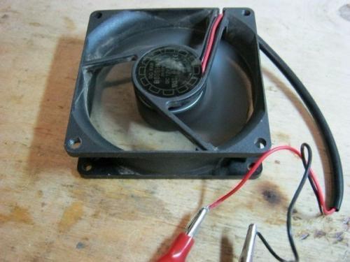 Как определить прямая или обратная полярность аккумулятора. Как определить полярность, не имея приборов.