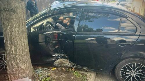 В Краснодаре пенсионер спровоцировал ДТП - машину молодого водителя отбросило в дерево. 01