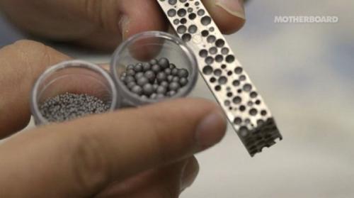 Исследователь из нью-йоркского университета разработал сверхпрочный металл, который плавает на поверхности воды.