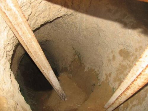 Что находится под сфинксом? 04