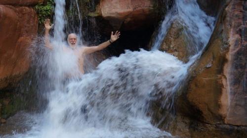 Ученый, который не мылся 12 лет, рассказал, что очищается бактериями.

