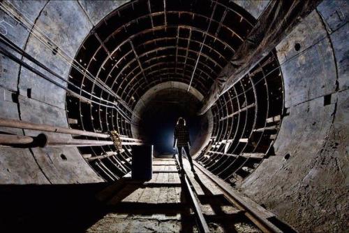 Куда девают землю, когда копают метро? 

