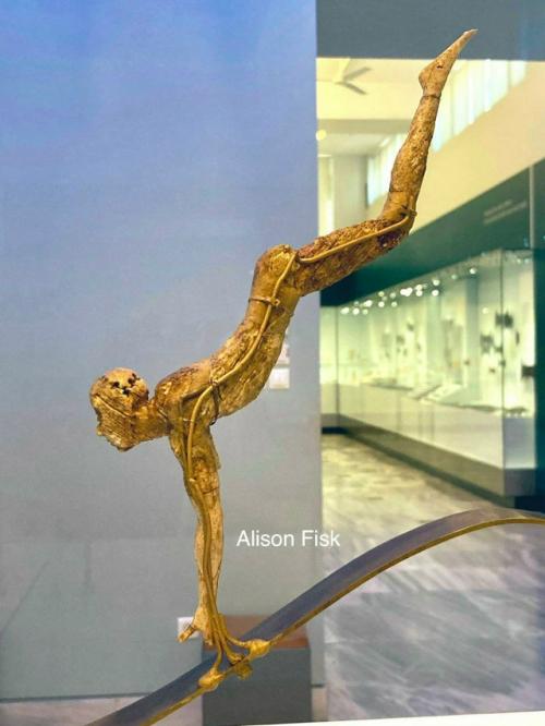 Изящная минойская скульптура акробата, совершающего ритуальный прыжок через быка. 01