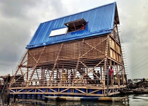 Плавающая школа для детишек из плавающей деревни.