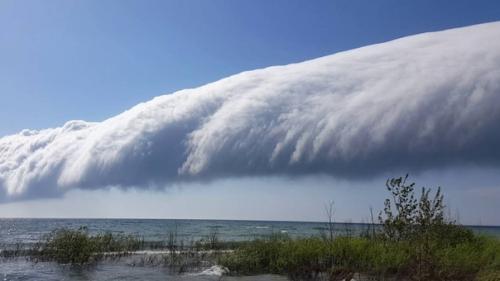 Утренняя Глория - редкое метеорологическое явление, вид облаков, наблюдаемый в заливе карпентария на севере Австралии. 03