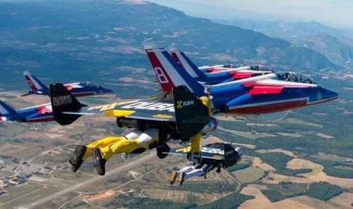 К пилотажной группе французских ВВС присоединились пилоты с реактивными ранцами.