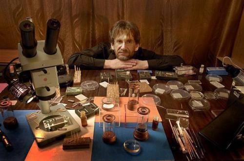 Мастер микроминиатюры алдунин Николай Сергеевич из поселка южная ломоватка ворошиловградской области.  