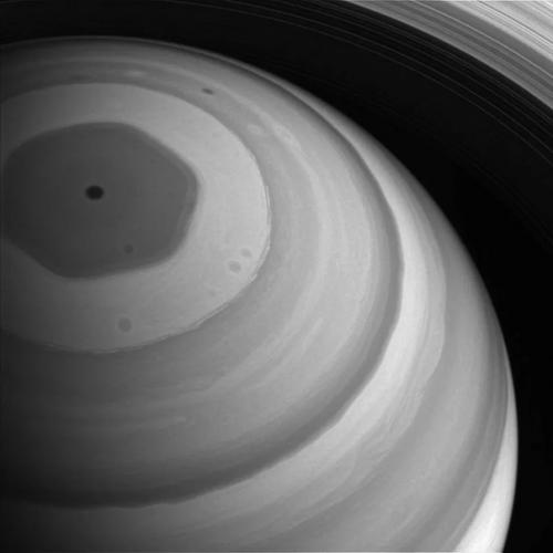 Невероятные космические снимки Cassini северный полюс Сатурна. 08 Невероятные космические снимки Cassini северный полюс Сатурна. 08