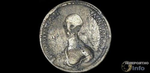 В Египте найдена монета с изображением инопланетянина.
