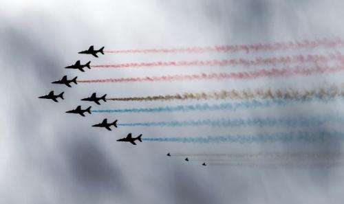 К пилотажной группе французских ВВС присоединились пилоты с реактивными ранцами. 01