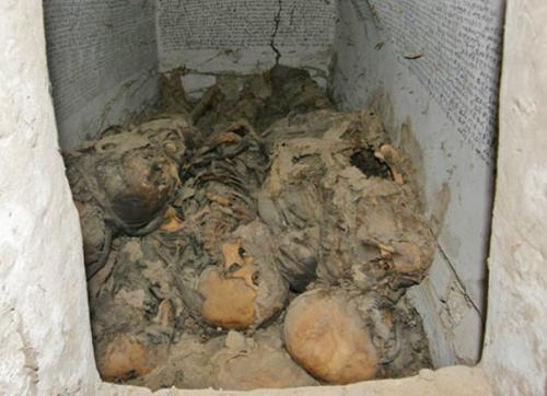 Мистические надписи в средневековом склепе. 06