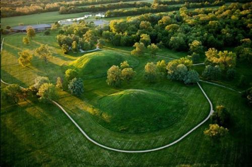 Курганы кахокии.  Под именем кахокия ученый мир знает древнее индейское поселение, что расположено неподалеку от американского иллинойса. 02