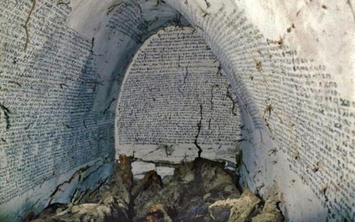 Мистические надписи в средневековом склепе. 04