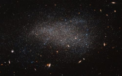 Карликовая неправильная галактика NGC 4789a. Карликовая неправильная галактика NGC 4789a.