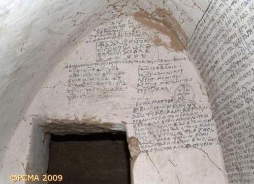 Мистические надписи в средневековом склепе. 05