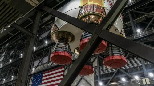Наса готовит ракету для Artemis III к вывозу на стартовую площадку.

