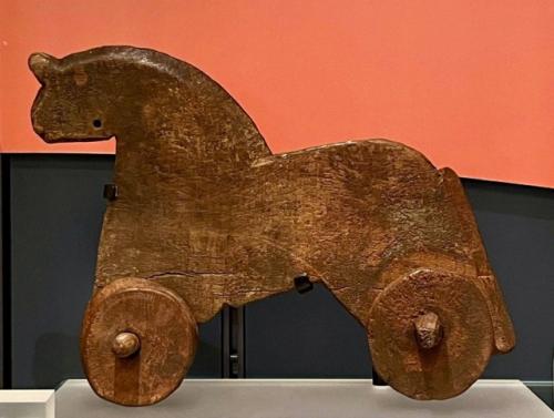 Детям всегда нравились игрушечные лошадки, даже тысячи лет назад.
