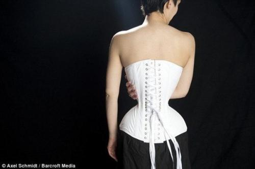 Ради тонкой талии девушка 3 года не снимала корсет! 02